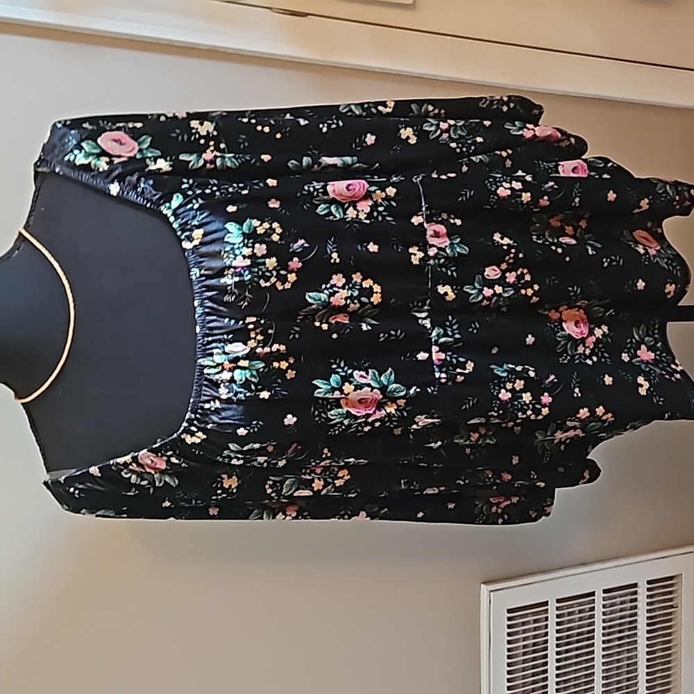 LADIES TOP - Picture 2 of 10